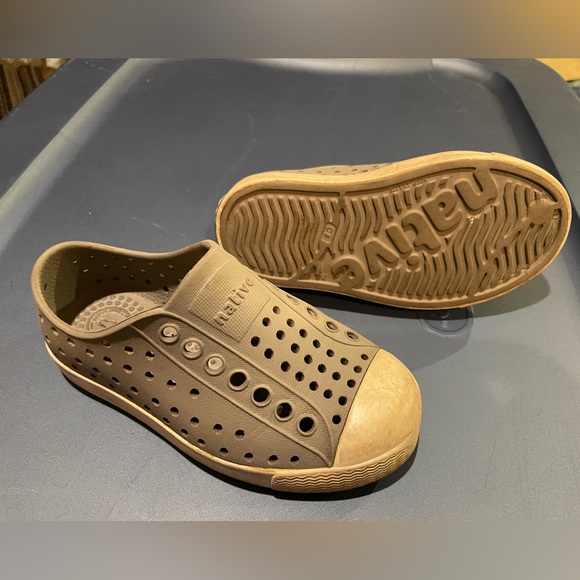 Native shoes, grey, size 8c - Picture 2 of 3